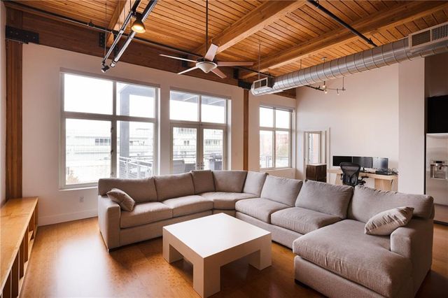 210 W 5TH Street 203, Kansas City, MO 64105