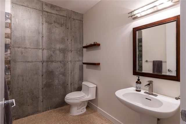 210 W 5TH Street 203, Kansas City, MO 64105