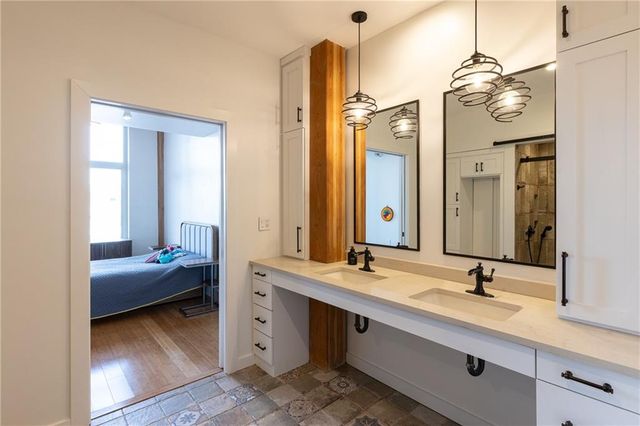 210 W 5TH Street 203, Kansas City, MO 64105