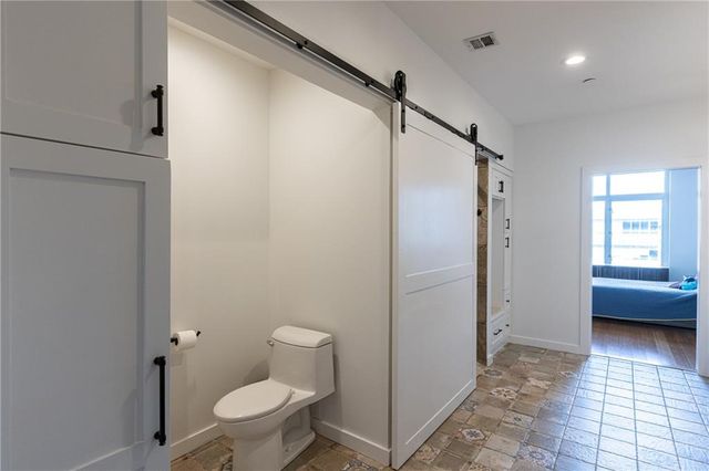 210 W 5TH Street 203, Kansas City, MO 64105