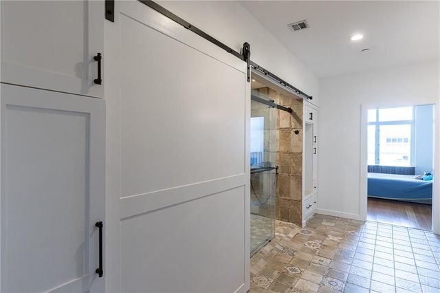 210 W 5TH Street 203, Kansas City, MO 64105