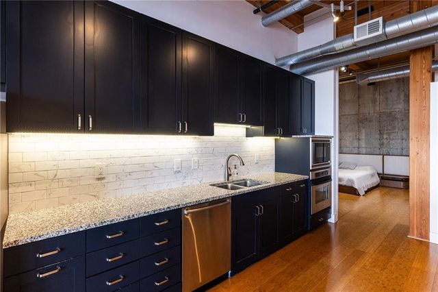 210 W 5TH Street 203, Kansas City, MO 64105