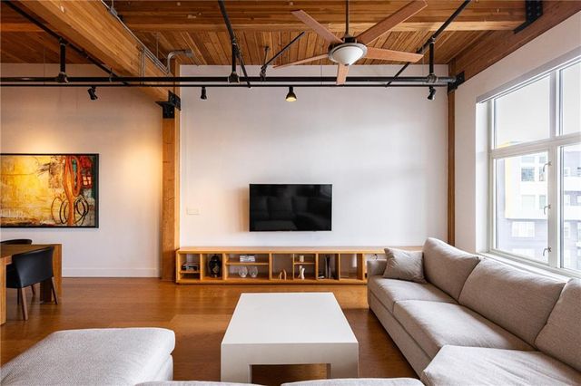 210 W 5TH Street 203, Kansas City, MO 64105