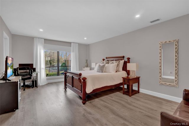 248 Pond View Lane, Smithtown, NY 11787