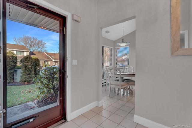 248 Pond View Lane, Smithtown, NY 11787