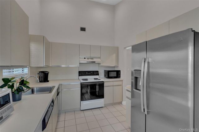 248 Pond View Lane, Smithtown, NY 11787