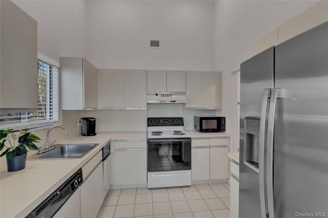 248 Pond View Lane, Smithtown, NY 11787