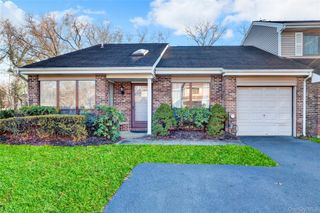 248 Pond View Lane, Smithtown, NY 11787