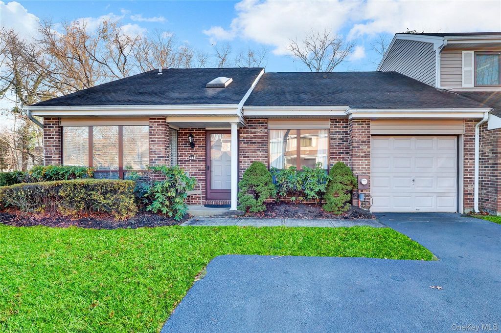 248 Pond View Lane, Smithtown, NY 11787