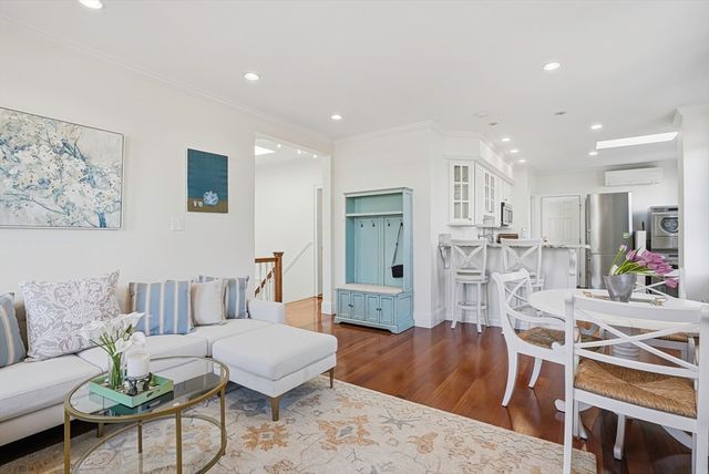 76 W Cedar St 5F, Boston, MA 02114