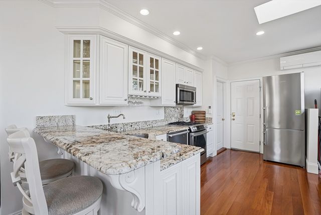 76 W Cedar St 5F, Boston, MA 02114