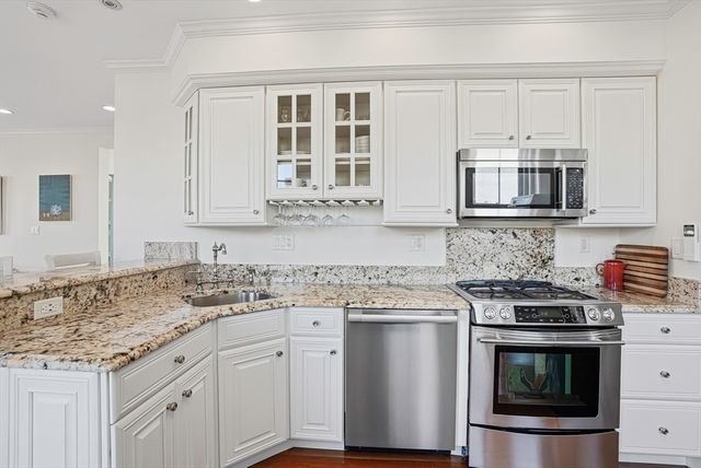 76 W Cedar St 5F, Boston, MA 02114