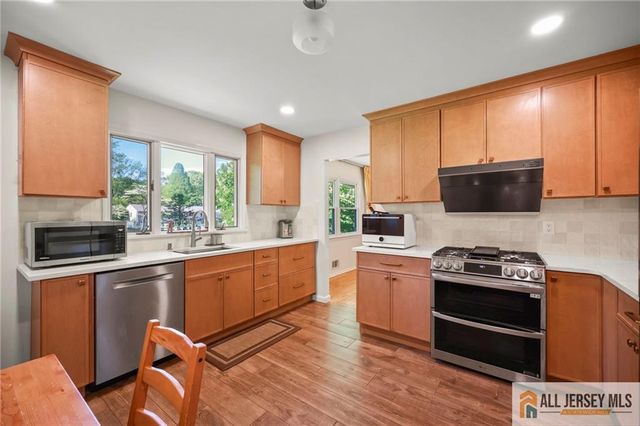 15 Kings Road, East Brunswick, NJ 08816