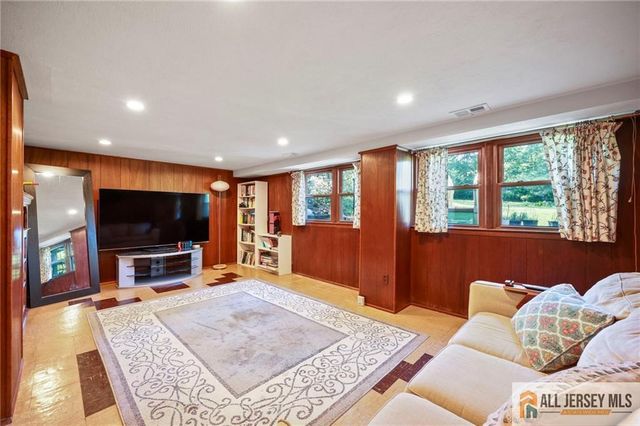15 Kings Road, East Brunswick, NJ 08816