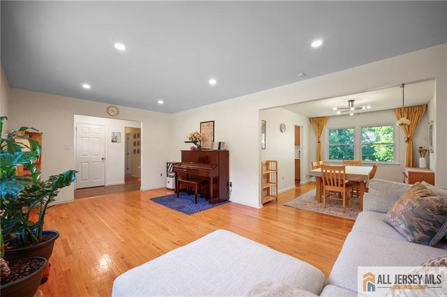 15 Kings Road, East Brunswick, NJ 08816