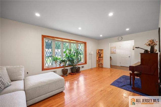 15 Kings Road, East Brunswick, NJ 08816