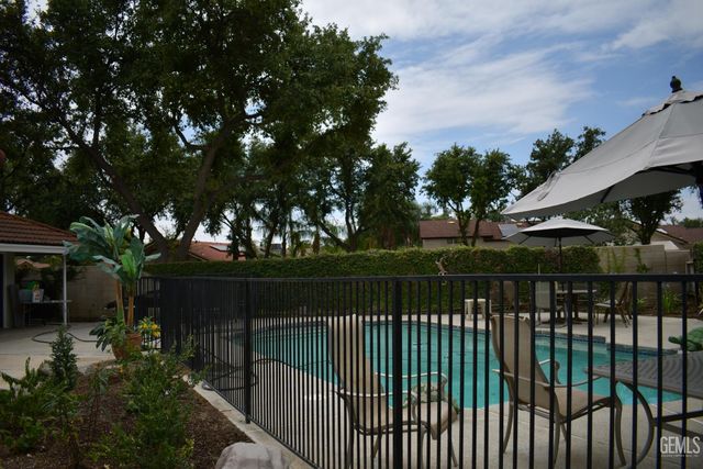 8916 Landover Lane, Bakersfield, CA 93311