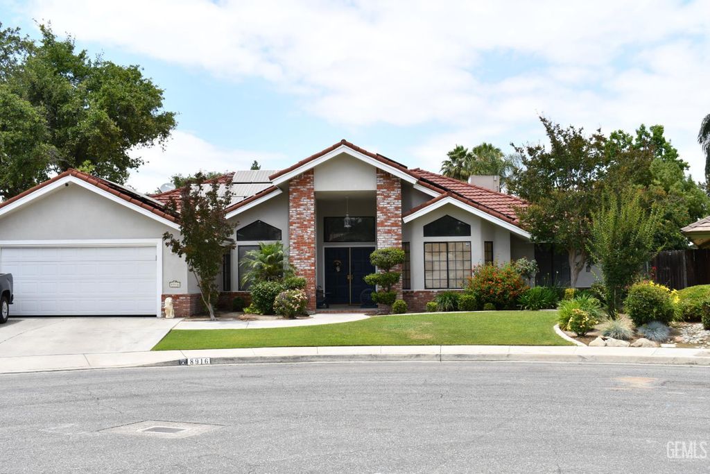 8916 Landover Lane, Bakersfield, CA 93311
