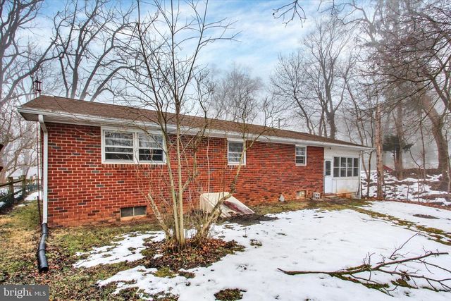 108 S HICKORY LN, New Oxford, PA 17350