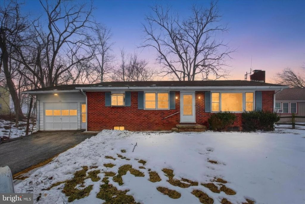 108 S HICKORY LN, New Oxford, PA 17350