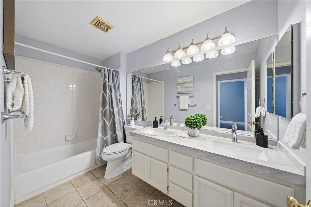 Image 37 of property listing at 17350 Summer Oak Pl, Yorba Linda, CA 92886