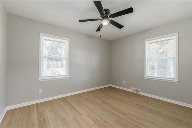 16805 Sunset Drive, Independence, MO 64057