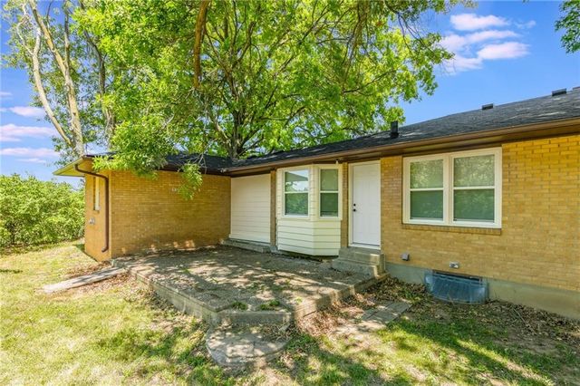 16805 Sunset Drive, Independence, MO 64057