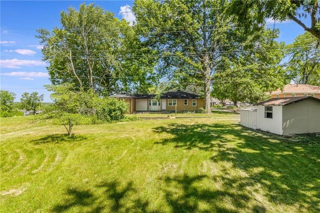 16805 Sunset Drive, Independence, MO 64057