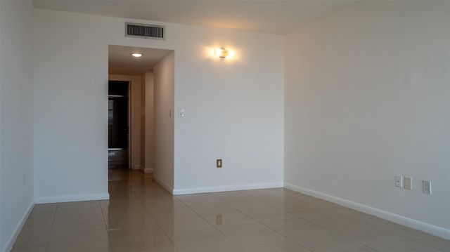 20100 W Country Club Dr 1007, Aventura, FL 33180
