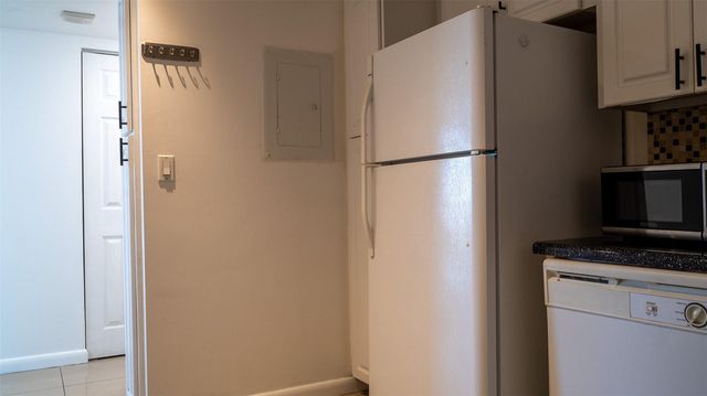 20100 W Country Club Dr 1007, Aventura, FL 33180