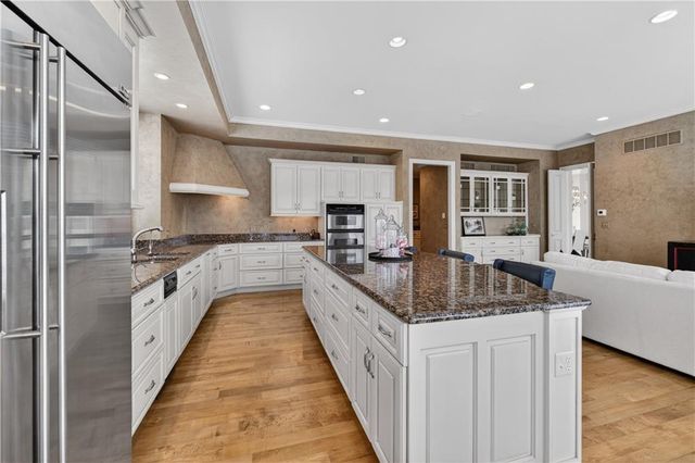 2108 W 115th Street, Leawood, KS 66211