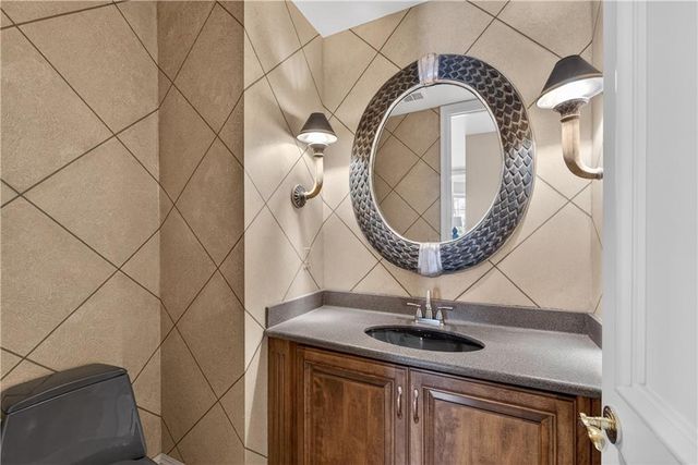 2108 W 115th Street, Leawood, KS 66211