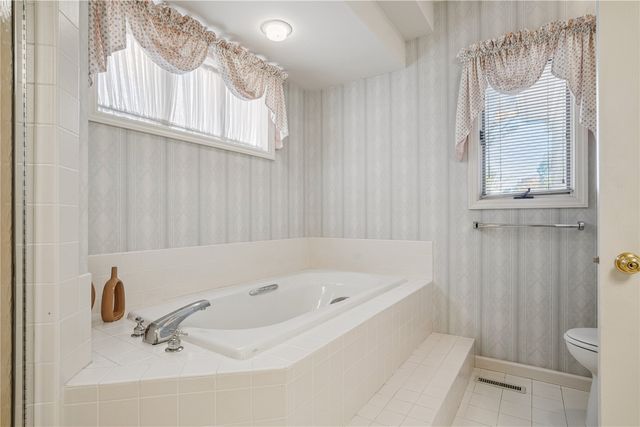 1919 SE Oak Knolls Court, Cedar Rapids, IA 52403