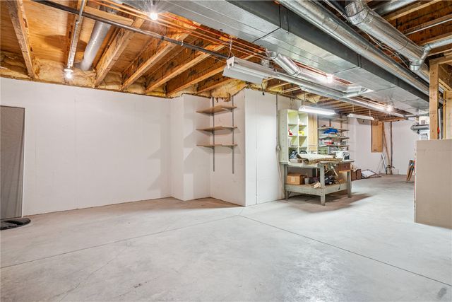 1919 SE Oak Knolls Court, Cedar Rapids, IA 52403