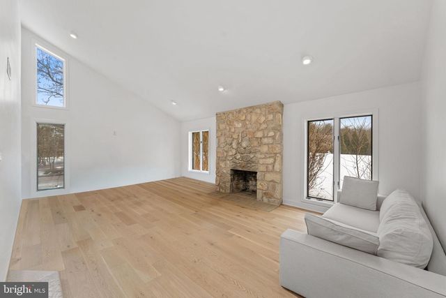 6 CREEKSIDE DR, Ivyland, PA 18974