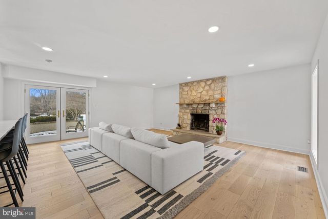 6 CREEKSIDE DR, Ivyland, PA 18974