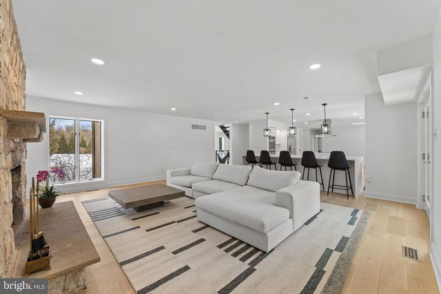 6 CREEKSIDE DR, Ivyland, PA 18974