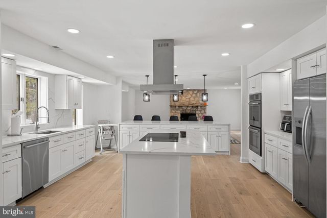 6 CREEKSIDE DR, Ivyland, PA 18974