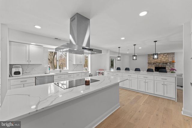 6 CREEKSIDE DR, Ivyland, PA 18974