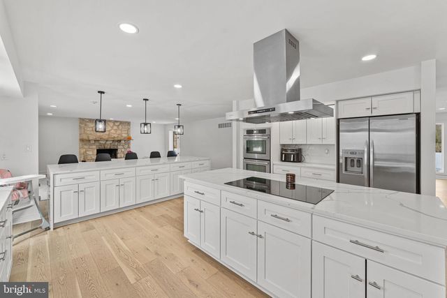 6 CREEKSIDE DR, Ivyland, PA 18974