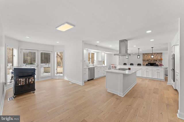 6 CREEKSIDE DR, Ivyland, PA 18974