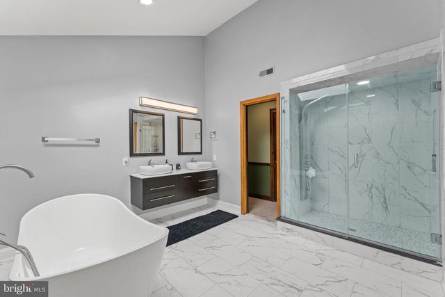 6 CREEKSIDE DR, Ivyland, PA 18974