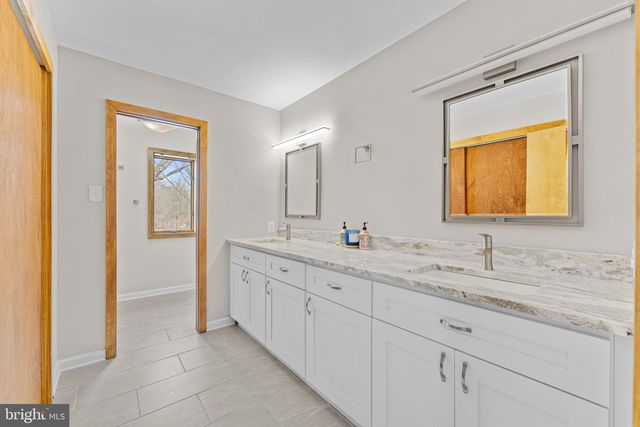 6 CREEKSIDE DR, Ivyland, PA 18974