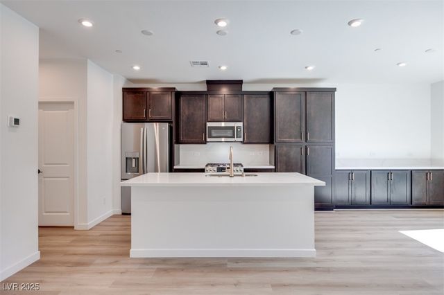 11905 Angle Cliff Avenue, Las Vegas, NV 89138