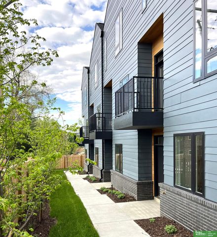 5321 Elmwood Plaza, Omaha, NE 68106