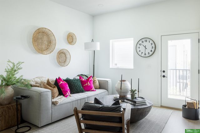 5321 Elmwood Plaza, Omaha, NE 68106