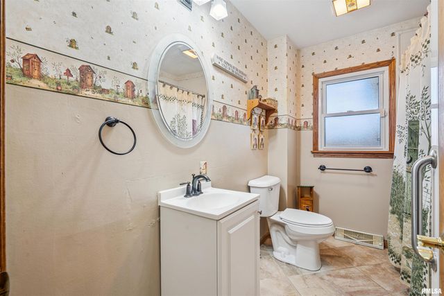 1025 N 13TH Street, Clinton, IA 52732