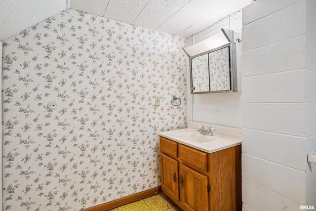 1025 N 13TH Street, Clinton, IA 52732