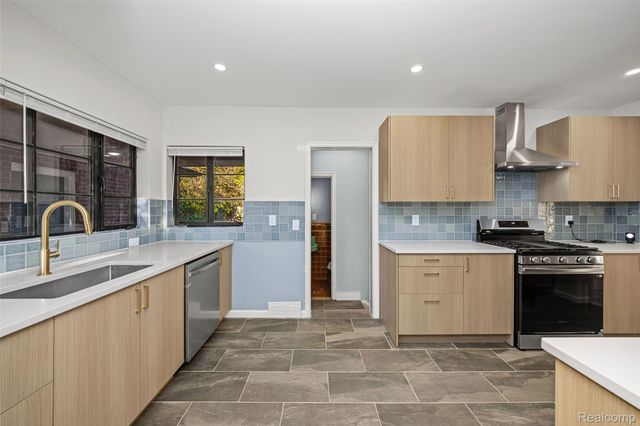 17240 Pontchartrain Blvd, Detroit, MI 48203