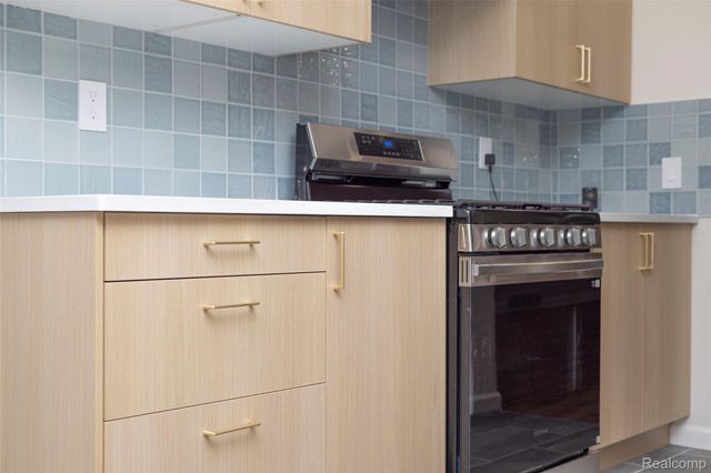 17240 Pontchartrain Blvd, Detroit, MI 48203